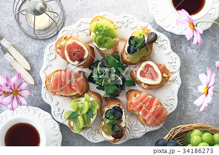 生ハム　ぶどう　イチジクのオープンサンドイッチ 34186273