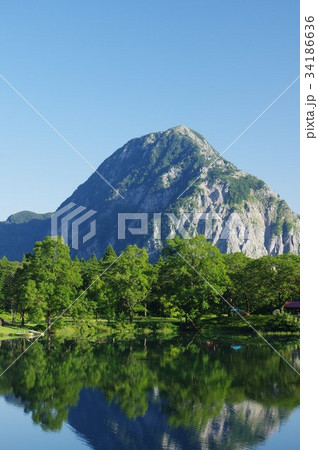 新潟　糸魚川の景勝地　高浪の池と「明星山（みょうじょうやま）」　全山石灰岩の山　糸魚川ジオパーク 34186636