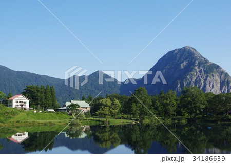 新潟　糸魚川の景勝地　高浪の池と「明星山（みょうじょうやま）」　全山石灰岩の山　糸魚川ジオパーク 34186639