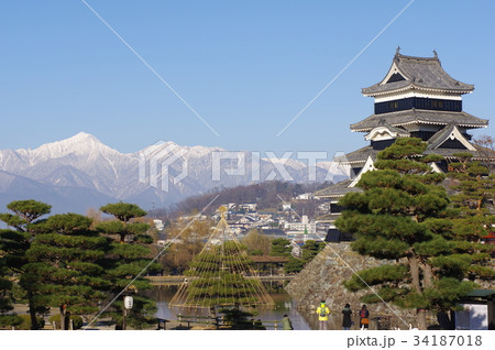 信州　国宝　初冬の松本城　冠雪の北アルプスと　戦国時代建造の天守閣　松本観光の中心 34187018