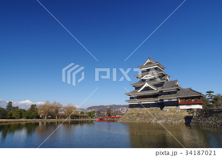 信州　国宝　初冬の松本城　冠雪の北アルプスと　戦国時代建造の天守閣　松本観光の中心 34187021