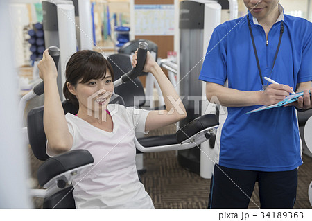 スポーツクラブで筋トレをする女性 34189363