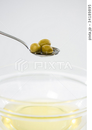 Close-up of marinated olives with glass of wine 34189895