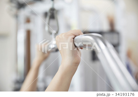 女性　手元　トレーニングマシーン　ラットプルダウン　筋トレ 34193176