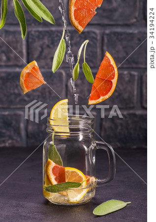 Grapefruit infused water 34194224