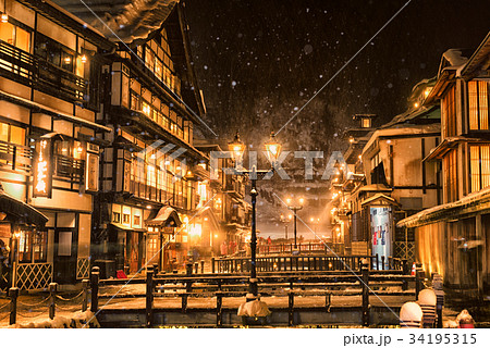 夜の銀山温泉 雪景色 夜の銀山温泉 雪景色 34195315