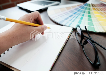 Coworkers team brainstorming process. 34195550