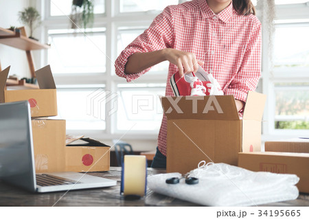 Online seller owner.Online shopping. 34195665