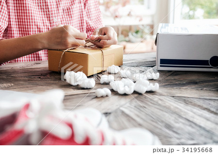 Online seller owner.Online shopping. 34195668