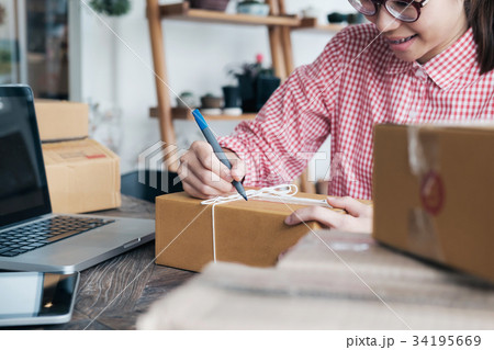 Online seller owner.Online shopping. 34195669