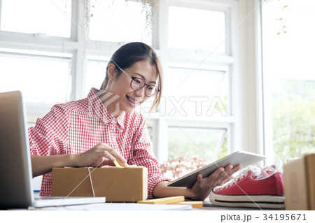 Online seller owner.Online shopping. 34195671