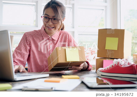 Online seller owner.Online shopping. 34195672