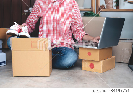 Online seller owner.Online shopping. 34195751