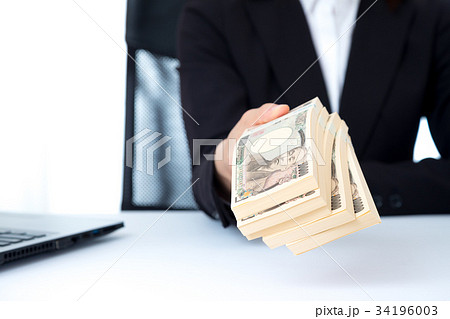 女性　ビジネスマン　OL　ビジネスイメージ　投資　一攫千金　大金持ち　副業　金融イメージ 34196003