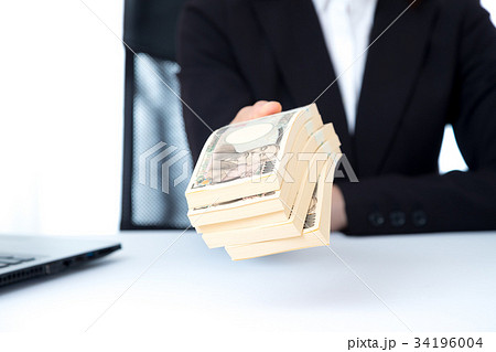 女性　ビジネスマン　OL　ビジネスイメージ　投資　一攫千金　大金持ち　副業　金融イメージ 34196004