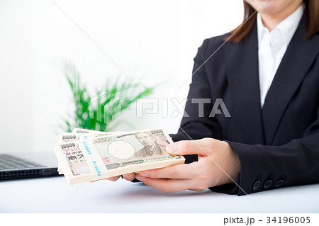 女性　ビジネスマン　OL　ビジネスイメージ　投資　一攫千金　大金持ち　副業　金融イメージ 34196005