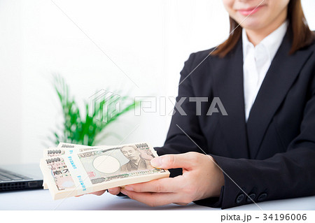 女性　ビジネスマン　OL　ビジネスイメージ　投資　一攫千金　大金持ち　副業　金融イメージ 34196006