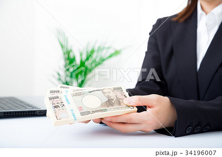 女性 ビジネスマン OL ビジネスイメージ 投資 一攫千金 大金持ち 副業 金融イメージ 女性 ビジネスマン OL ビジネスイメージ 投資 一攫千金 大金持ち 副業 金融イメージ 34196007
