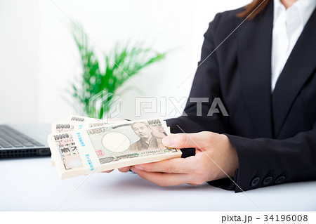 女性 ビジネスマン OL ビジネスイメージ 投資 一攫千金 大金持ち 副業 金融イメージ 女性 ビジネスマン OL ビジネスイメージ 投資 一攫千金 大金持ち 副業 金融イメージ 34196008
