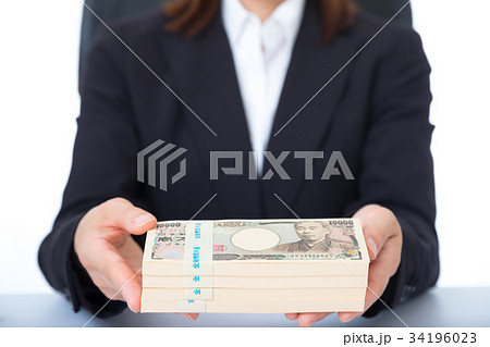 女性　ビジネスマン　OL　ビジネスイメージ　投資　一攫千金　大金持ち　副業　金融イメージ 34196023