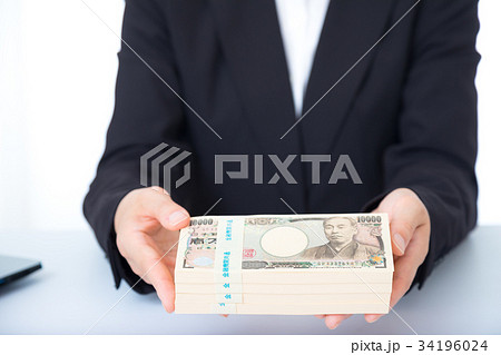 女性　ビジネスマン　OL　ビジネスイメージ　投資　一攫千金　大金持ち　副業　金融イメージ 34196024