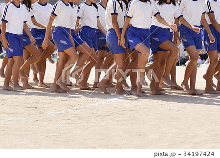 運動会　小学生　行進　イメージ素材　背景素材 34197424