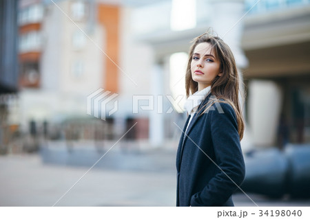 Young beautiful woman posing in the city Young beautiful woman posing in the city 34198040