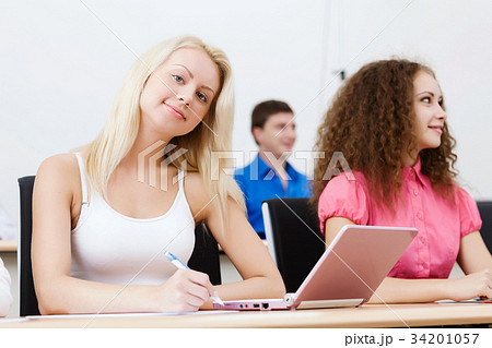 Students at lesson 34201057