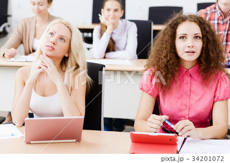 Students at lesson 34201072