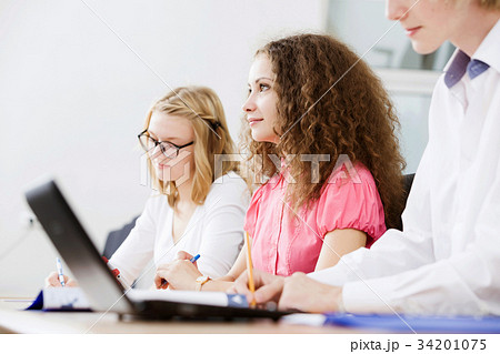 Students at lesson 34201075