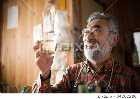 アトリエでウイスキーを飲む アトリエでウイスキーを飲む 34202280