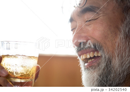 アトリエでウイスキーを飲む アトリエでウイスキーを飲む 34202540