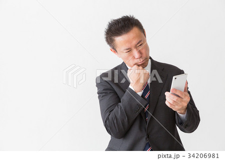 スマホを見るミドル男性　ビジネス　考える 34206981