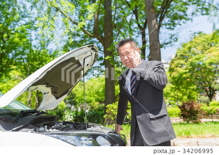 ミドル男性 ビジネス 自動車 故障 スマホ 電話 ミドル男性 ビジネス 自動車 故障 スマホ 電話 34206995