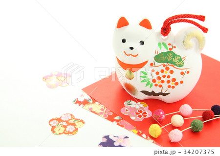 戌年　年賀素材　紅白バック　1匹　正面　横 34207375