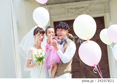 パパママ婚 ファミリーウェディング ウェディングイメージ 風船 子連れの写真素材 3471