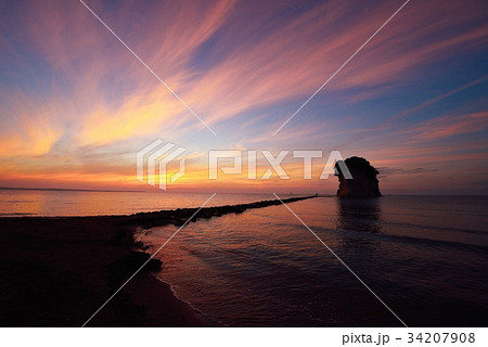 朝焼けと見附島 朝焼けと見附島 34207908
