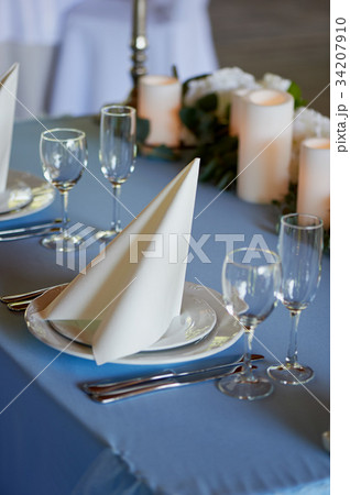 Serving wedding table.Starched white napkins , led 34207910