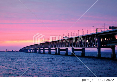 夕暮れの関西国際空港連絡橋 34210872