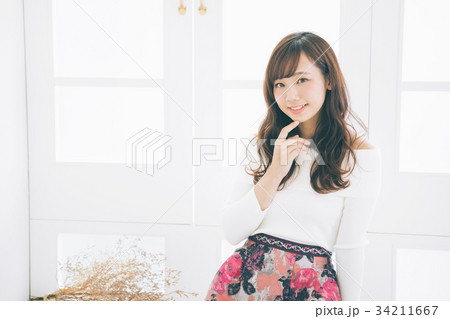 若い女性のヘアスタイルイメージ　 34211667