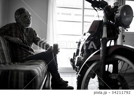 バイクを眺めるシニア男性 34211792