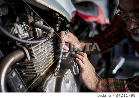 バイクを修理するシニア男性 34211799