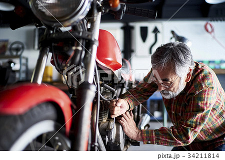バイクを修理するシニア男性 34211814