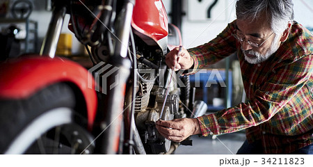 バイクを修理するシニア男性 34211823