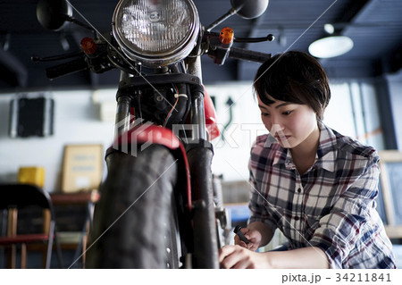 バイクを修理する女性 34211841