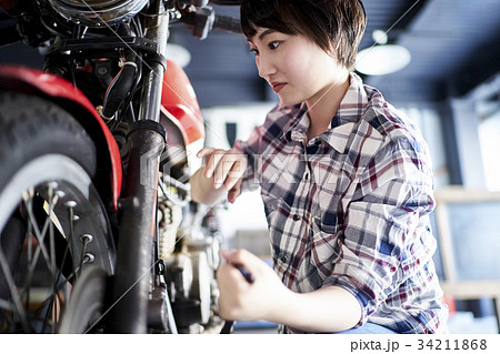 バイクを修理する女性 34211868