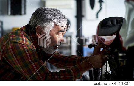 バイクを修理するシニア男性 34211886