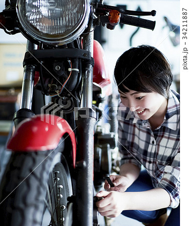 バイクを修理する女性 34211887