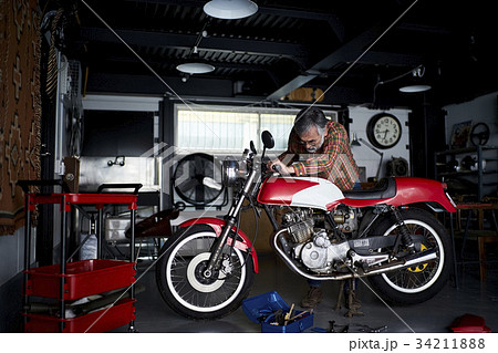 バイクを修理するシニア男性 34211888