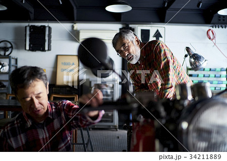 バイクを修理するシニア男性 34211889